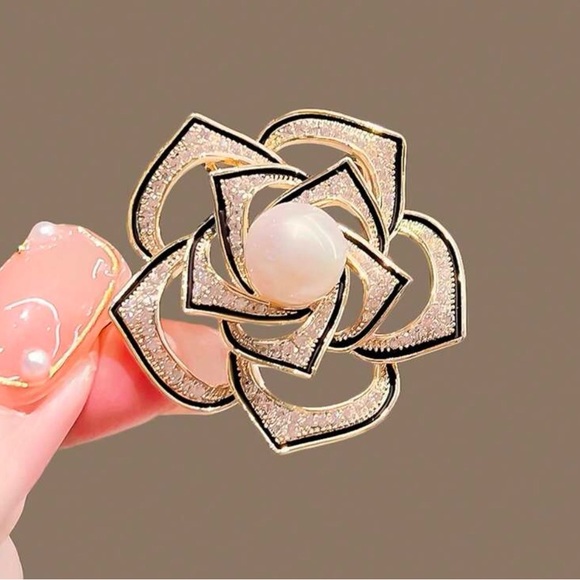 Jewelry - Elegant Gold and Cream Flower Brooch